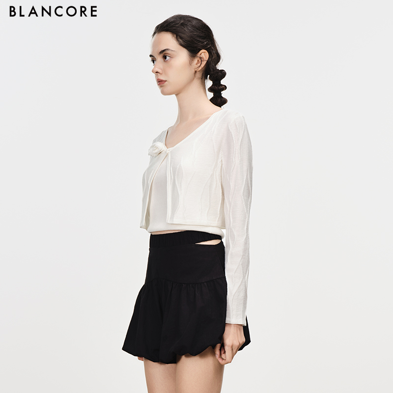knitted cardigan with with floral décor