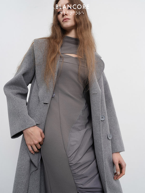 Asymmetrical collar back-bow coat