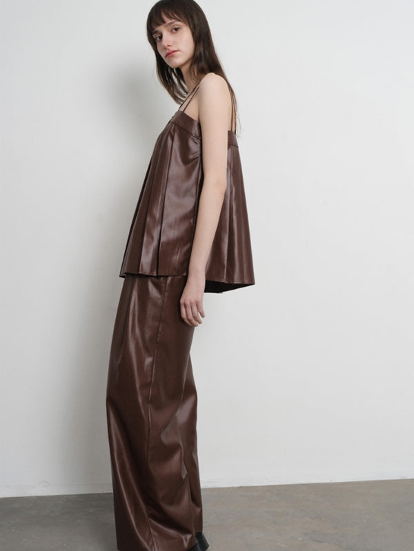 loose-fit trousers