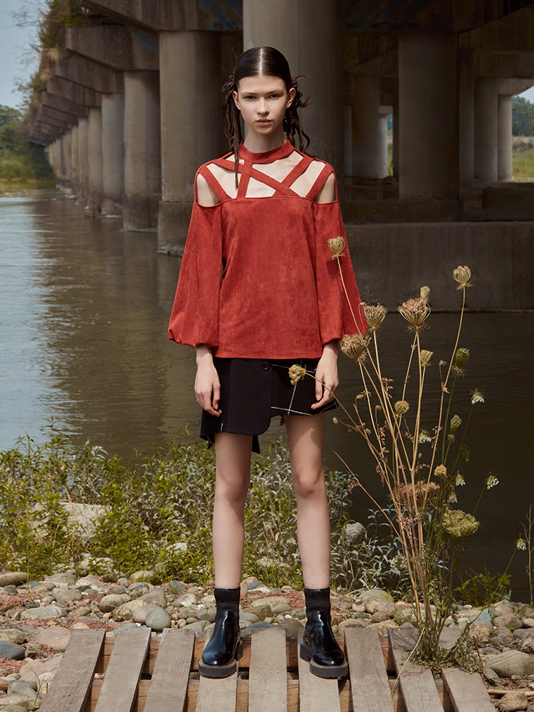 SHOULDER CROSS CUT TOP