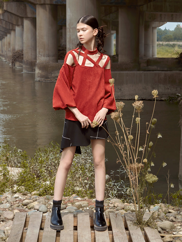 SHOULDER CROSS CUT TOP